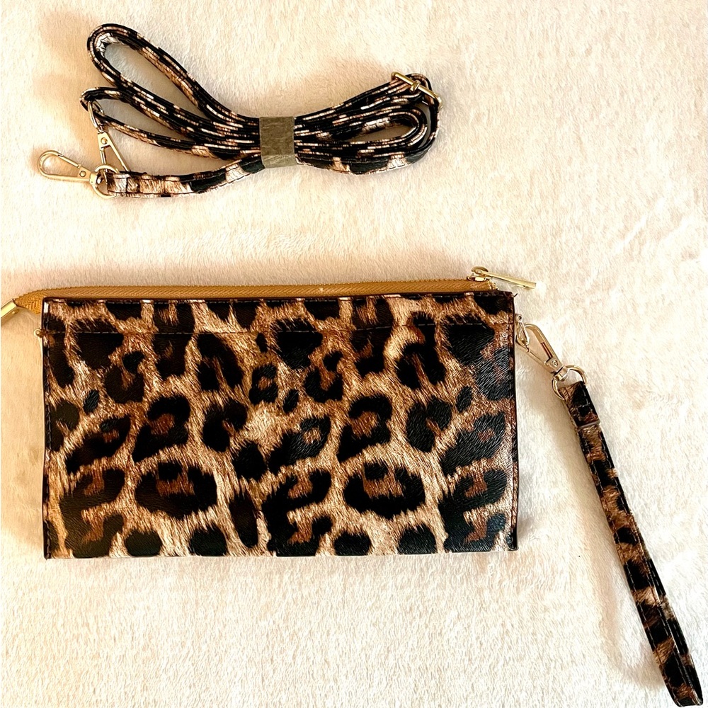 Animal print clutch/wristlet.  Comes with crossover strap. 9.5 x 5.5 inches.